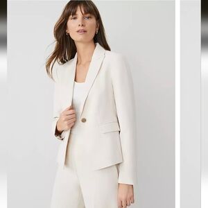 Ann Taylor The Petite Shorter One Button Blazer in Fluid Crepe- 6P